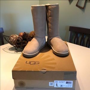 Authentic UGG Classic Tan Boots Size 7